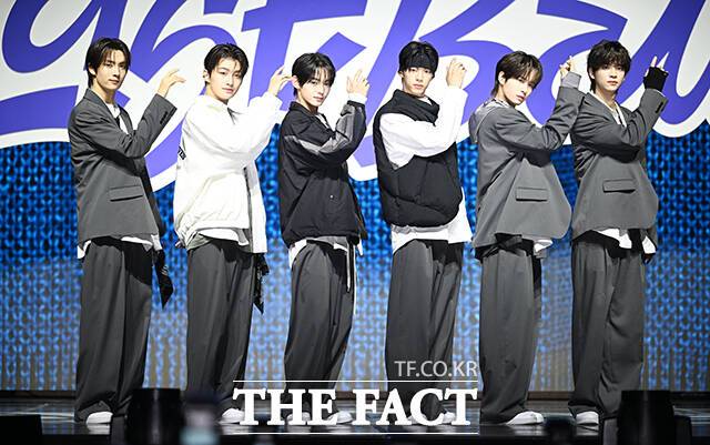 TWS는 "찾아 뵐 기회도 많고 저희가 준비하고 있는 것들도 많으니 기대하고 기다려주시면서 함께 해주셨으면 좋겠다", "2025년에도 행복하고 건강한 일들만 가득하시길 바라고, 항상 저희와 함께 해주셨으면 좋겠다"고 팬들에게 인사했다. 사진은 지난 11월 'Last Bell' 발표 쇼케이스 당시 모습. /박헌우 기자