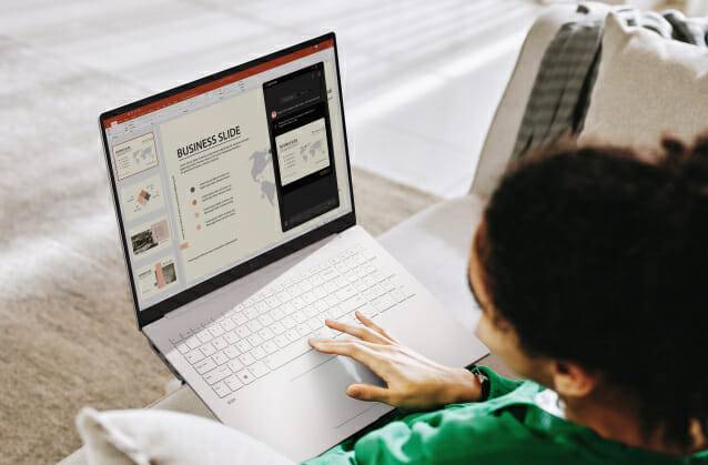 LG전자가 '멀티 AI'로 더 강력해진 2025년형 LG 그램을 선보인다. 사진은 2025년형 LG 그램에서 LG전자의 차별화된 온디바이스 AI인 '그램 챗 온디바이스'를 사용하고 있는 모습.(사진=LG전자)