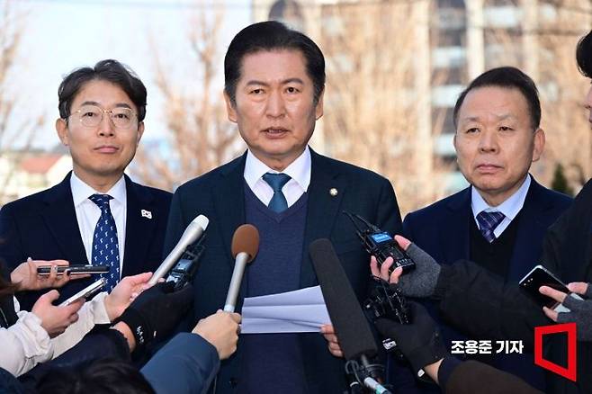 정청래 국회 탄핵소추단장이 27일 서울 헌법재판소 소심판정에서 열린 윤석열 대통령 탄핵 사건에 대한 첫 변론준비기일 출석에 앞서 입장을 발표하고 있다. 왼쪽부터 최기상 더불어민주당 의원, 정청래 단장, 법률대리인단 공동 대표 김이수 전 헌법재판관. 조용준 기자