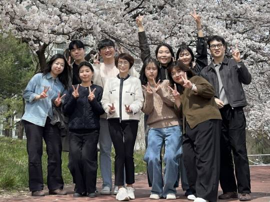 이진아(앞줄 왼쪽에서 세 번째) 한남대학교 생명시스템과학과 교수와 같은 대학 연구생들이 지난해 3월 한남대 교정에서 기념촬영을 하고 있다. 한남대 제공