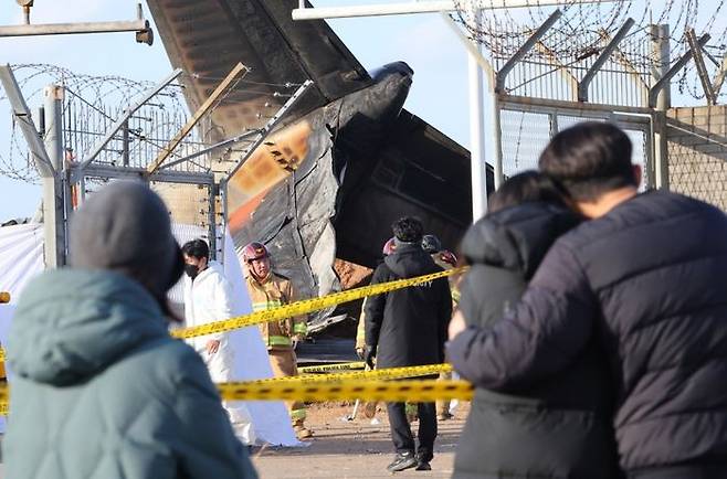 30일 오후 전남 무안군 무안국제공항 제주항공 여객기 참사 현장에서 유가족(오른쪽)이 사고 여객기를 바라보며 오열하고 있다.ⓒ연합뉴스