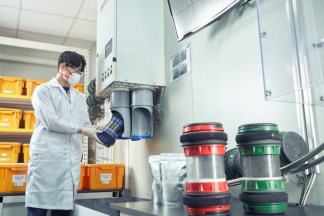포스코퓨처엠 관계자가 광양 양극재 공장 품질 분석실에서 샘플 이송을 위해 캡슐을 보내고 있다.