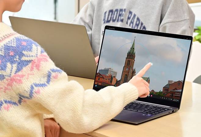 삼성전자 모델이 AI PC '갤럭시 북5 시리즈'의 'AI 셀렉트' 기능을 체험하는 모습. 삼성전자 제공