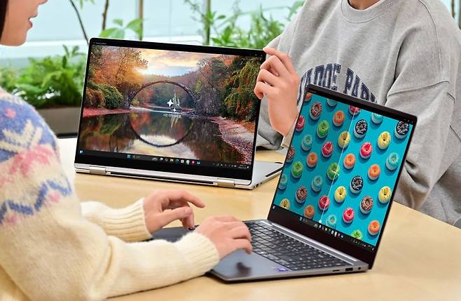 삼성전자 모델이 AI PC '갤럭시 북5 시리즈'의 '사진 리마스터' 기능을 체험하는 모습. 삼성전자 제공