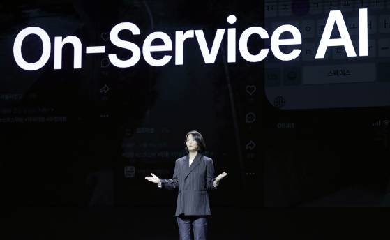 최수연 네이버 대표가 지난해 11월 서울 강남구 코엑스에서 열린 팀네이버 통합 콘퍼런스 '단 24'에서 기조연설을 하고 있다. 사진 네이버.