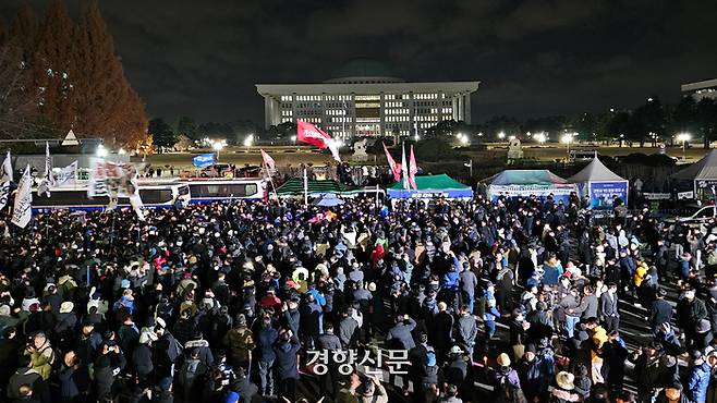 윤석열 대통령이 비상계엄을 선포한 후 자정을 넘긴 4일 새벽 국회 본회의에서 비상계엄  선포에 대한 해제 요구 결의안이 가결된 뒤 국회 앞으로 시민들이 몰려들어 계엄 해제를 요구하고 있다. 이준헌 기자