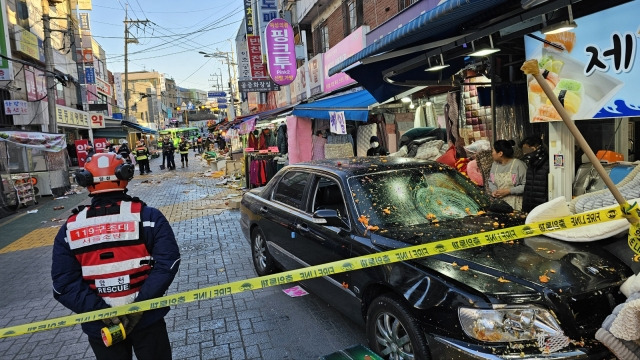 31일 오후 4시18분쯤 서울 양천구 목동 깨비시장에서 70대 남성이 모는 승용차가 돌진해 다수의 부상자가 발생했다. 연합뉴스