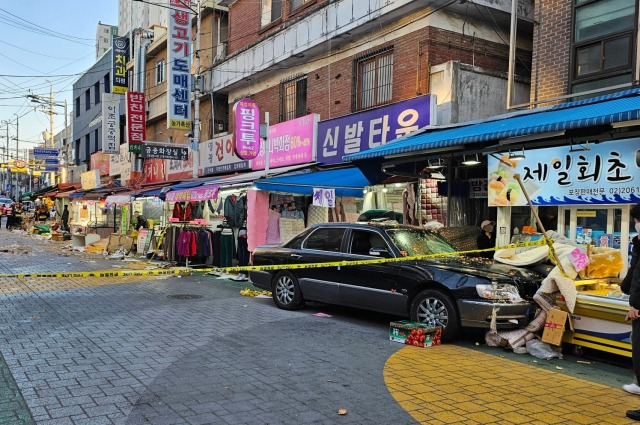 31일 오후 4시18분쯤 서울 양천구 목동 깨비시장에서 70대 남성이 모는 승용차가 돌진해 다수의 부상자가 발생했다. 연합뉴스