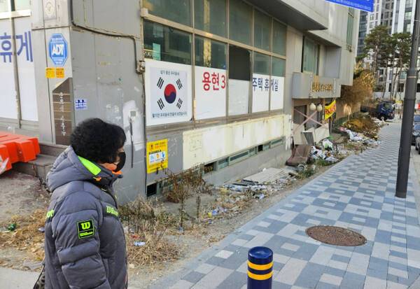지난 31일 인천 미추홀구 용현동 359의1, 폐건물 주변에 쓰레기가 쌓여 지나가는 시민들이 눈쌀을 찌푸린다. 장민재기자