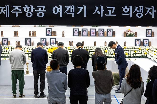 제주항공 여객기 참사 유가족들이 지난달 31일 오후 전남 무안국제공항에 마련된 분향소에서 조문을 하고 있다. (공동취재) /사진=뉴시스