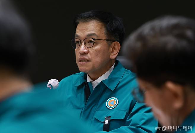 [서울=뉴시스]  최상목 대통령 권한대행 부총리 겸 기획재정부 장관이 1일 서울 종로구 정부서울청사 중앙재난안전대책본부에서 열린 제주항공 여객기 사고 중대본 회의에서 발언하고 있다. (대통령실통신사진기자단) 2025.01.01