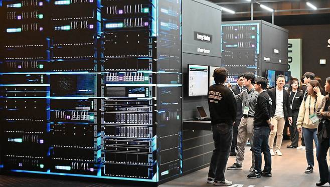 지난해 11월 4일 서울 강남구 코엑스에서 열린 SK AI SUMMIT 2024에서 관람객들이 행사장을 관람하고 있다. 임세준 기자