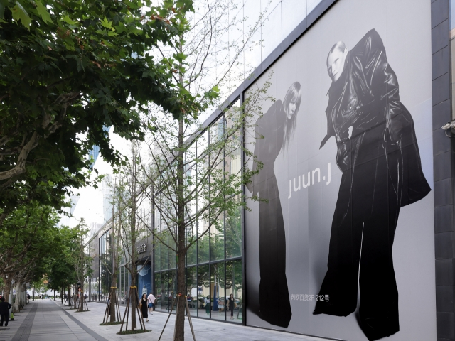 중국 백화점인 ‘REEL 상하이점’에 외벽에 붙은 준지 홍보 포스터. [삼성물산 제공]