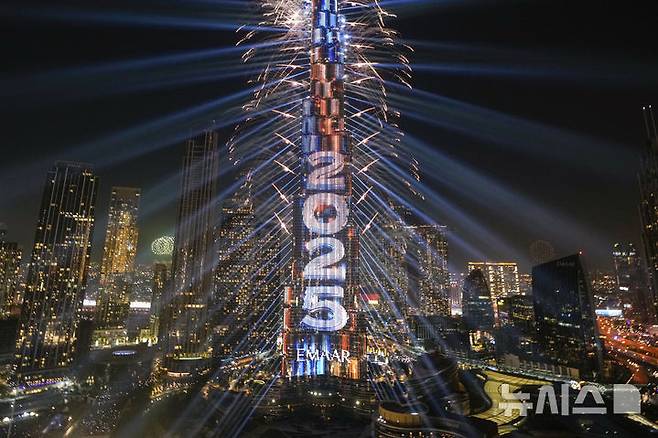 [두바이=AP/뉴시스] 1일(현지시각) 아랍에미리트 두바이의 세계 최고(最高) 건물 부르즈 할리파에서 새해 축하 불꽃놀이가 펼쳐지고 있다. 2025.01.01.