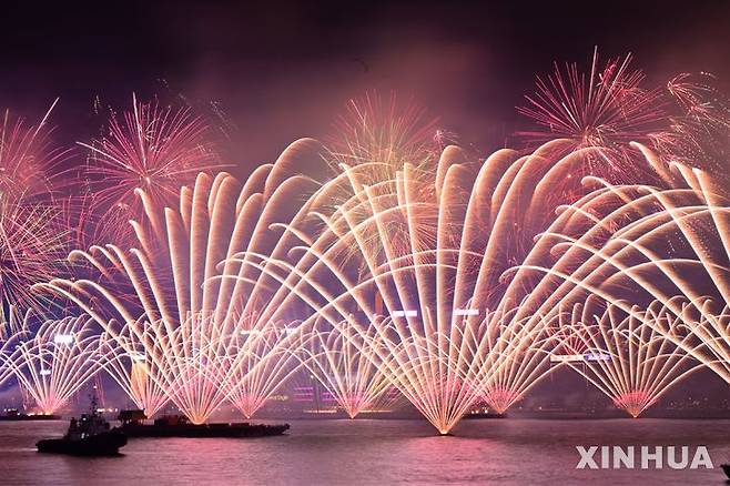 [홍콩=신화/뉴시스] 1일(현지시각) 중국 홍콩의 빅토리아 항만에서 새해 축하 불꽃놀이가 펼쳐지고 있다. 2025.01.01.