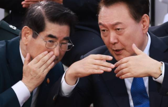 ▲ 윤석열 대통령이 김용현 국방부 전 장관과 행사에서 이야기를 나누는 모습 ⓒ연합뉴스