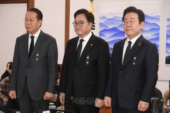 우원식 국회의장이 지난달 31일 서울 여의도 국회 의장실에서 국민의힘 권영세 비상대책위원장, 더불어민주당 이재명 대표와 회동을 갖고 있다.  안주영 전문기자