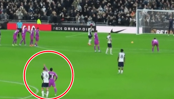 ▲ 영국 매체 ‘데일리 메일’은 “손흥민이 페널티킥을 차기 직전, 황희찬은 팔을 격렬히 흔들며 주제 사에게 오른쪽으로 다이빙할 것을 지시했다. 이를 라두 드라구신이 막으려 했지만, 황희찬은 자신의 메시지를 전달하는 데 성공했다. 이후 주제 사는 황희찬이 예측한 방향으로 뛰어 손흥민의 킥을 막아냈다”고 전했다. ⓒ데일리 메일 갈무리