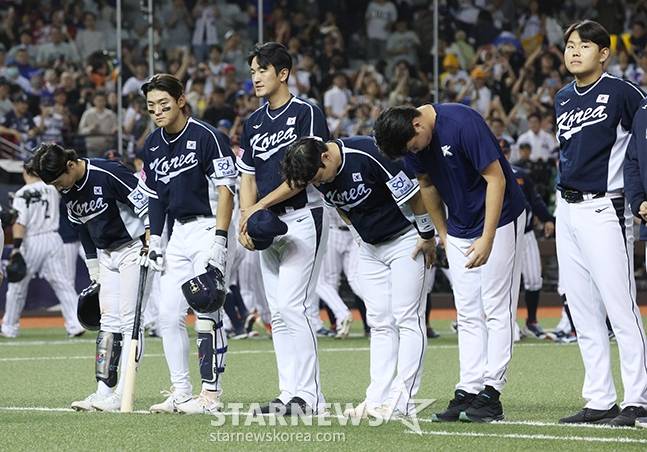 '2024 WBSC 프리미어12' B조 예선 한국-일본전이 2024년 11월 15일 대만 타이베이돔에서 열렸다. 한국 선수들이 일본에 3-6으로 패한 후 응원단에 인사하고 있다. /사진=김진경 대기자