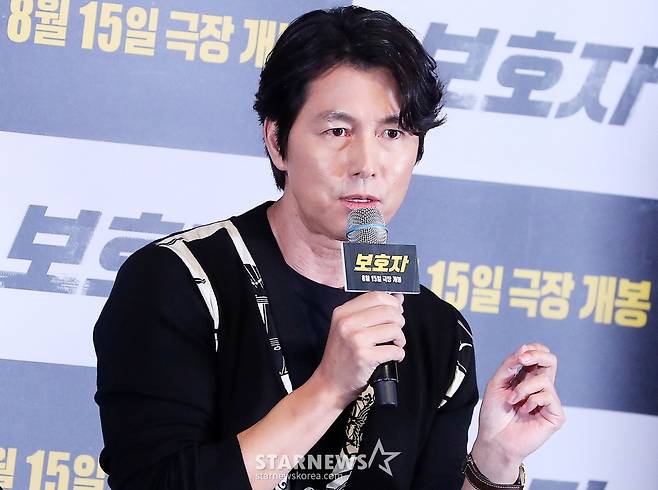 감독 겸 배우 정우성이 9일 오후 서울 광진구 건대입구 롯데시네마에서 진행된 영화 '보호자' 언론시사회 및 기자간담회에서 취재진 질의에 답하고 있다.  정우성 감독의 첫 장 영화인 '보호자'는 10년 만에 출소해 몰랐던 딸의 존재를 알고 평범하게 살기를 원하는 수혁과 그를 노리는 이들 사이의 이야기를 그린 액션 영화다. 오는 15일 개봉. 2023.08.09 /사진=김창현