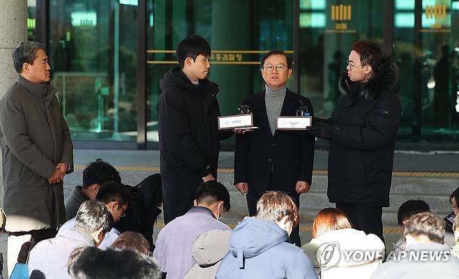 윤석열 대통령 체포영장 발부 관련 기자간담회하는 윤갑근 변호사 (서울=연합뉴스) 김도훈 기자 = 윤석열 대통령 측 윤갑근 변호사가 지난 31일 오전 서울 서초구 서울고검 앞에서 기자간담회를 열고 법원의 윤 대통령에 대해 청구한 체포영장 발부 관련 입장을 말하고 있다. 2024.12.31 superdoo82@yna.co.kr