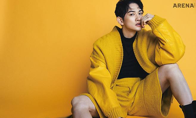 옐로 울 바서티 재킷·옐로 울 하프 팬츠 모두 송지오, 블랙 메리노 울 피티드 리브드 스웨터 베르사체, 블랙 에나멜 첼시 부츠 돌체앤가바나 제품.