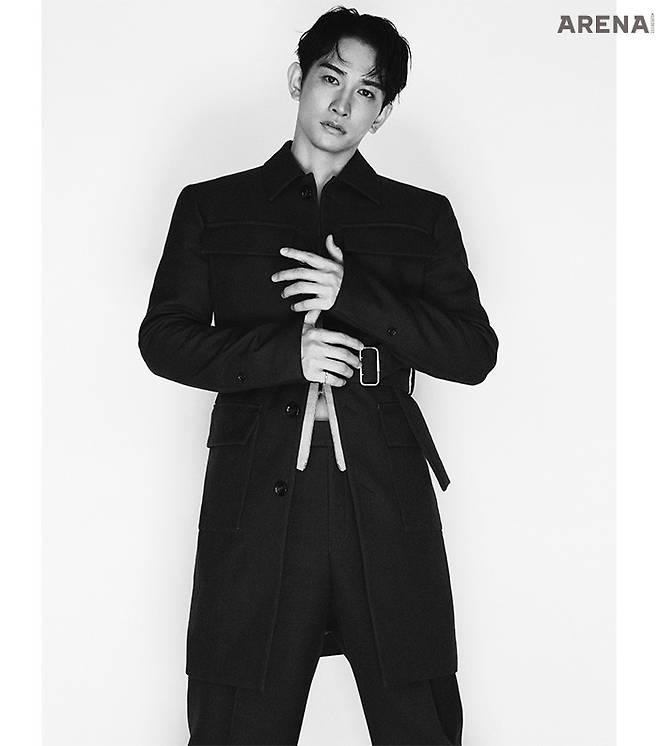 올리브 그린 울 코트·올리브 그린 울 팬츠 모두 페라가모, 브라운 캐시미어 스웨터 디올, 골드 리큐브디아망 링 딘반 제품.