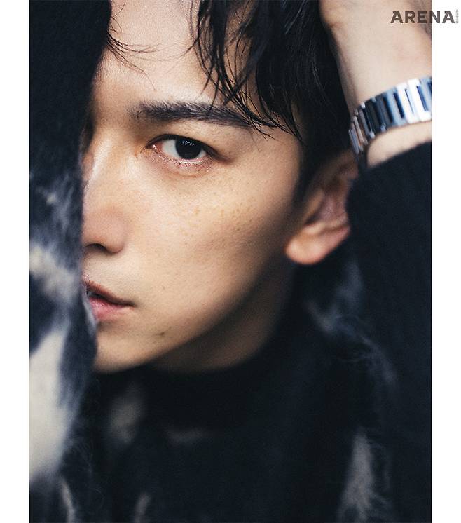 블랙 애니멀 패턴 스웨터 제이린드버그, 메탈 옥토 로마 워치 불가리 제품.