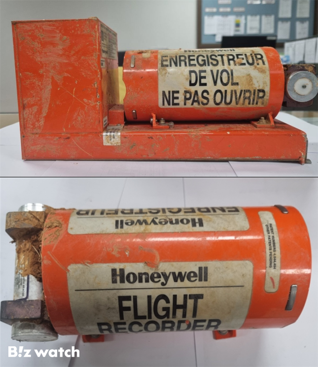 제주항공 사고 여객기에서 수거된 음성기록장치(CVR·위) 및 비행자료기록장치(FDR·아래)/자료=국토부 제공