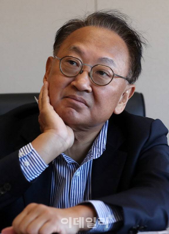 유일호 전 부총리가 지난 1일 서울 종로1가 교보생명빌딩 ‘법무법인 클라스한결’ 회의실에서 이데일리와 신년 인터뷰를 하고 있다.(사진= 김태형 기자)