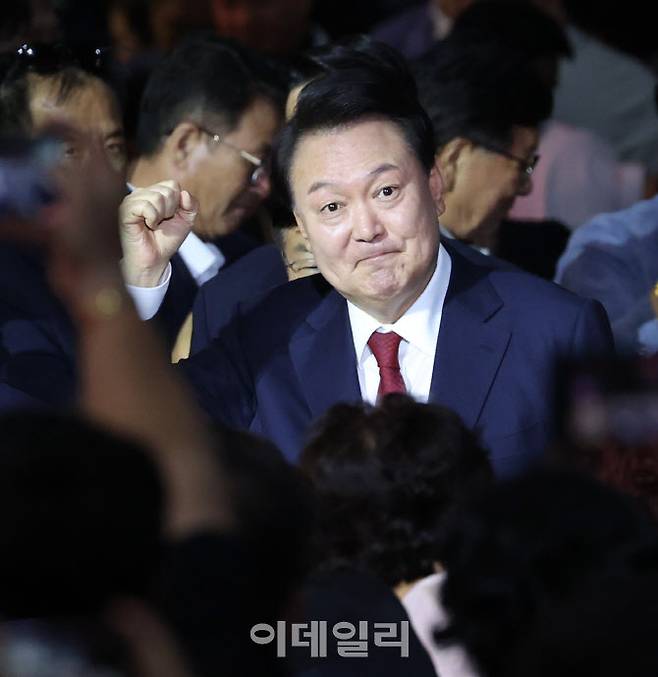 윤석열 대통령이 지난 7월 23일 오후 경기도 일산 킨텍스에서 열린 국민의힘 제4차 전당대회에 참석하며 당원들에게 인사하고 있다. (사진= 이데일리 노진환 기자)