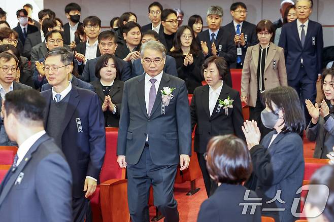 문형배 헌법재판소장 대행과 조한창, 정계선 신임 헌법재판관을 비롯한 재판관들이 2일 오전 서울 종로구 헌법재판소에서 열린 '조한창·정계선 헌법재판관 취임식'에 참석하고 있다. 2025.1.2/뉴스1 ⓒ News1 민경석 기자