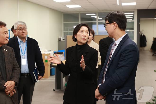 오영주 중소벤처기업부 장관이 2일 경기 화성 소재 수출 중소기업 (주)넥스틴을 방문해 박태훈 대표와 생산 시설을 둘러보며 대화하고 있다. (중기부 제공)