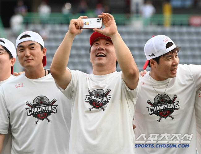 17일 인천 SSG랜더스필드에서 열린 KIA-SSG전. KIA가 0대2로 졌지만 삼성이 두산에 패하며 정규시즌 우승을 확정지었다. 이우성이 휴대폰으로 세리머니를 찍으며 즐거워하고 있다. 인천=정재근 기자 cjg@sportschosun.com/2024.9.17/