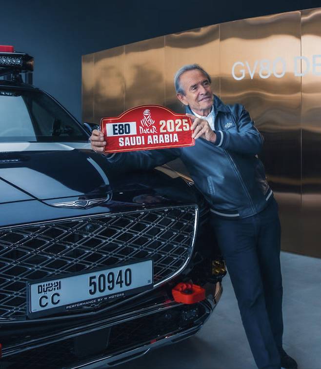 제네시스 'GV80 데저트 에디션'과 전설적인 레이싱 드라이버 '재키 익스'&nbsp;(출처 : 카스쿱)