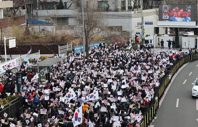 1일 오후 서울 용산구 한남동 대통령 관저 인근에서 윤석열 대통령 지지자들이 윤 대통령에 대한 법원의 체포영장 발부 규탄 집회를 하고 있다. /뉴스1