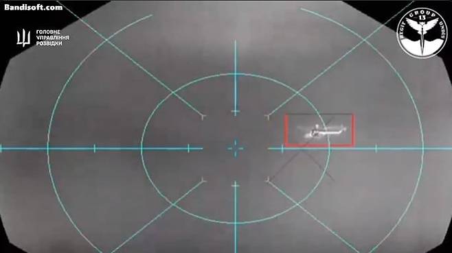 우크라이나군 해상 드론이 러시아군 헬리콥터를 조준하는 모습./엑스(X·옛 트위터)