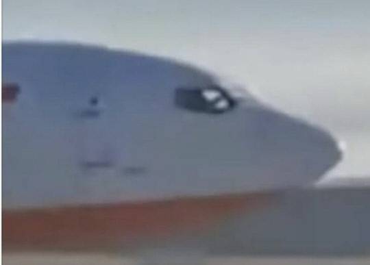 사고 직전 머리 위쪽 패널을 만지며 비행기를 멈춰 세우려던 기장의 마지막 모습으로 추정되는 사진. 스레드 갈무리