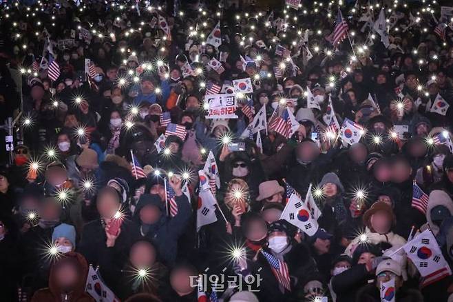 윤석열 대통령의 탄핵소추안 표결을 앞둔 지난해 12월 7일 오후 서울 광화문 일대에서 '12·7 광화문 국민혁명대회'가 열렸다. 김건희 여사 특검법 부결 소식과, 탄핵소추안이 사실상 부결 소식으로 전해지자 참가자들이 기뻐하고 있다. ⓒ데일리안 방규현 기자