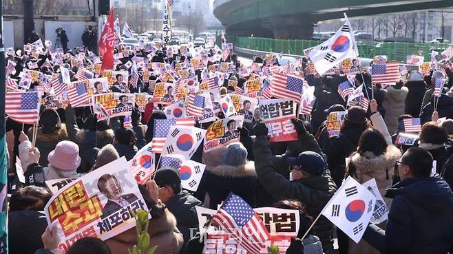 윤석열 대통령의 지지자들이 2일 서울 한남동 대통령 관저 인근에서 몰려 있다. ⓒ데일리안 방규현 기자