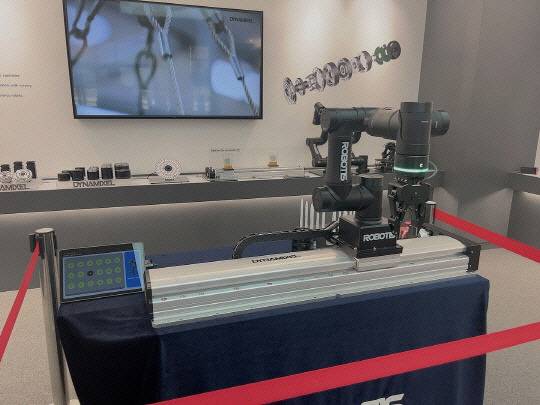 서울 마곡 로보티즈 본사에 전시된 로보티즈의 로봇 액추에이터 '다이나믹셀'.