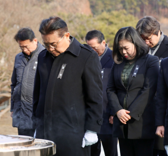 전병헌(왼쪽 두 번째) 새미래민주당 대표가 1일 서울 국립 현충원을 방문해 참배하고 있다. 전 대표 페이스북 계정 캡처