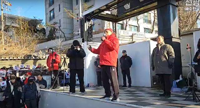 가수 김흥국이 2일 오후 서울 용산구 한남동 대통령 관저 주변에서 열리고 있는 ‘윤석열 대통령 관저 앞 불법 체포 저지’ 집회 무대에 서서 윤 대통령 지지 발언을 하고 있다. 전광훈TV 캡처