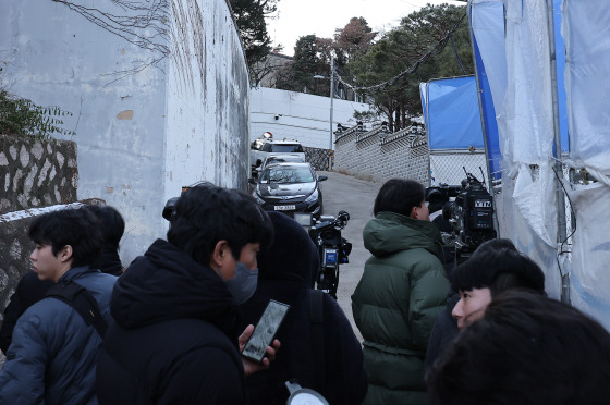 12·3 비상계엄 사태를 수사하는 경찰 국가수사본부 특별수사단이 지난달 27일 서울 삼청동 소재 대통령 안전가옥(안가)을 압수수색에 나섰다.   경찰은 이날 "안가의 폐쇄회로(CC)TV 자료 확보를 위해 압수수색에 착수했다"고 밝혔다.   사진은 이날 압수수색 중인 서울 삼청동 대통령 안가 앞에서 대기 중인 취재진. 뉴스1