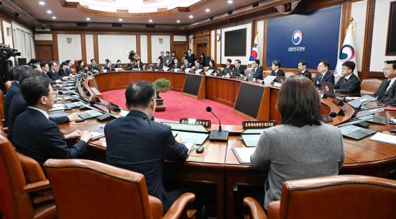 최상목 대통령 권한대행 부총리 겸 기획재정부 장관이 지난달 31일 서울 종로구 정부서울청사에서 열린 국무회의에서 모두발언을 하고 있다. 뉴스1