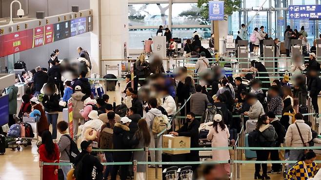 지난달 23일 인천국제공항 제1터미널 출국장이 붐비고 있다. 사진=최혁 기자