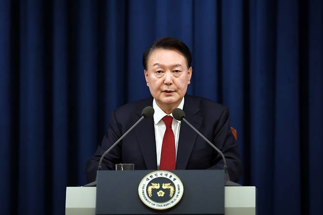 윤석열 대통령이 2024년 12월 3일 밤 서울 용산 대통령실 청사에서 긴급 대국민 특별 담화를 하고 있다. [대통령실 제공. 재판매 및 DB 금지]