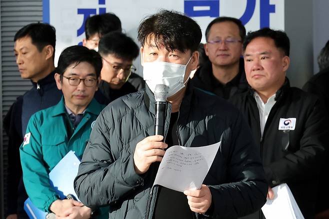 1일 오전 전남 무안국제공항에서 박한신 유가족협의회 대표가 제주항공 여객기 사고와 관련해 유가족 브리핑을 하고 있다. /사진=뉴시스