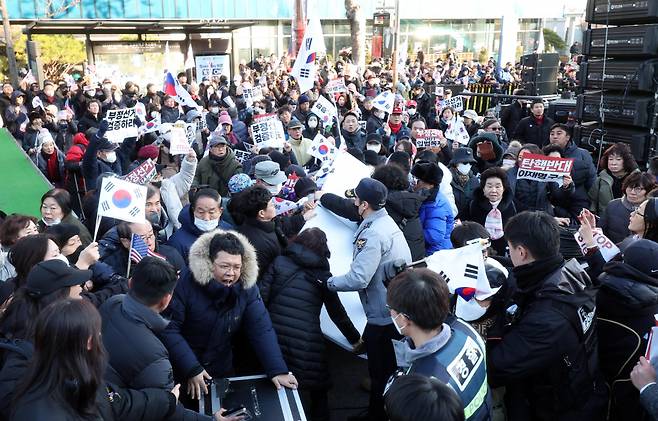 2일 오후 서울 용산구 한남동 대통령 관저 인근에서 윤석열 즉각체포 촉구 긴급행동의 집회 주최측이 무대 설치 중 윤 대통령 탄핵을 반대하는 지지자들과 충돌하고 있다./사진=뉴시스 추상철