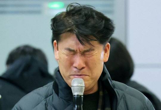 지난달 30일 오후 전남 무안국제공항에서 박한신 유가족협의회 대표가 제주항공 여객기 사고 희생자와 관련해 유가족성명서를 읽던 도중 울음을 참고 있다. 뉴시스